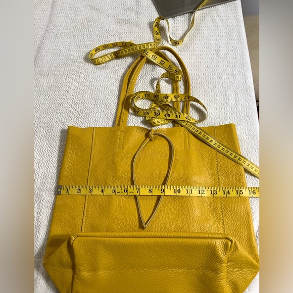 CHALA YELLOW ITALIAN SOFT LEATHER TOTE BAG. - Picture 11 of 12